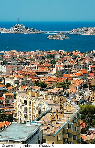 Blick auf die Stadt Marseille und das Schloss Chateau d'If  berühmte historische Festung und Gefängnis auf einer Insel in der Bucht von Marseille. Marseille  Frankreich  Europa