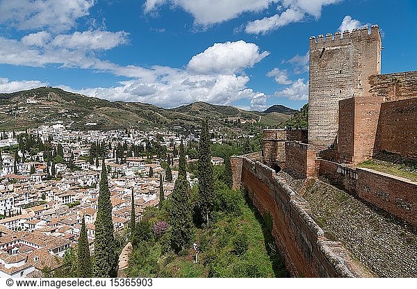 Blick auf die Stadt mit Alcazaba der Alhambra  Granada  Andalusien  Spanien  Europa