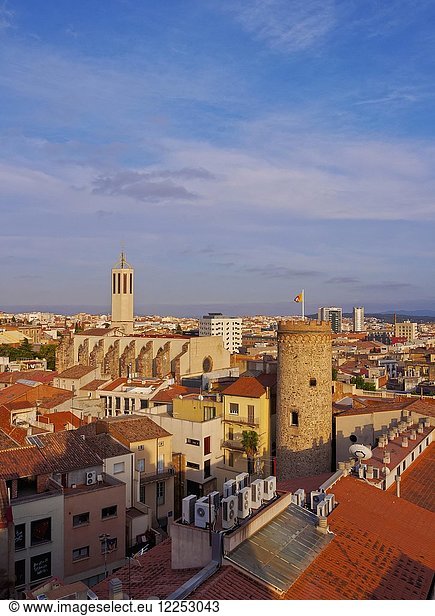 Blick auf die Stadt mit dem Torre del Palau und der Catedral Basilica del Sant Esperit  Terrassa  Provinz Barcelona  Katalonien  Spanien  Europa