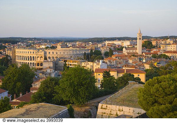 Blick auf die Stadt mit der römischen Arena vom Schloss von Pula aus gesehen Kastel Pula Istrien Kroatien Europa