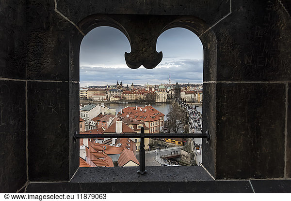 Blick auf die Stadt Prag  gerahmt durch ein einzigartig geformtes Fenster; Prag  Tschechische Republik