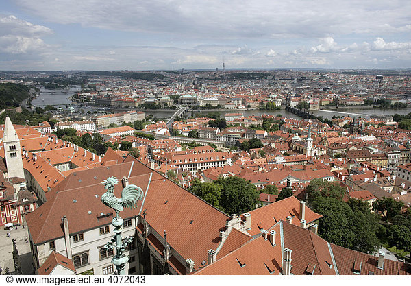 Blick auf die Stadt Prag vom gotischen Dom Sankt Veit  St. Veit  Veitsdom  Prag  Tschechische Republik  Europa