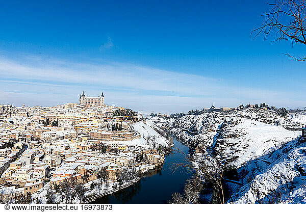 Blick auf die Stadt Toledo und den Fluss Tajo an einem verschneiten Tag.