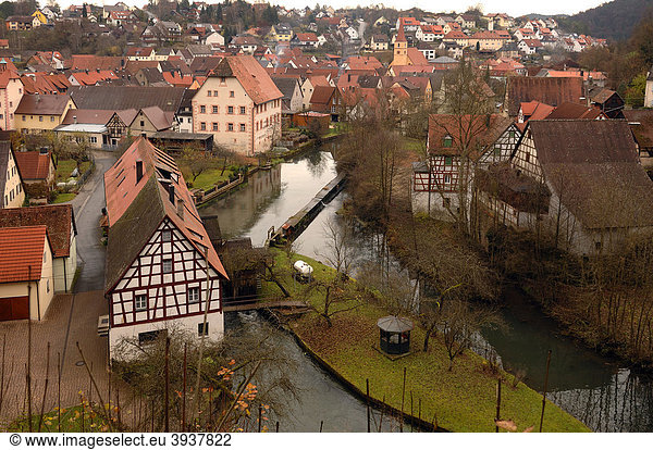 Blick auf die Stadt Velden mit Marienkirche  vorne alte Wassermühle  Velden an der Pegnitz  Mittelfranken  Bayern  Deutschland  Europa