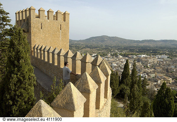 Blick auf die Stadt von der Festungsmauer  Arta  Mallorca  Balearen  Spanien
