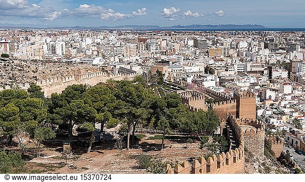 Blick auf die Stadt von der mittelalterlichen Festung La Alcazaba de Almería  Almería  Andalusien  Spanien  Europa