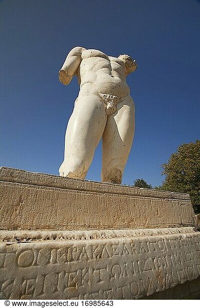 Blick auf die Statue in den Hadriansthermen in der archäologischen Stätte Aphrodisias  Geyre  Provinz Aydin  Kleinasien  Türkei  Europa.