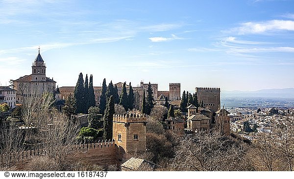 Blick auf die Türme der Alcazaba und Kirche Santa Maria de la Alhambra  Alhambra  Granada  Andalusien  Spanien  Europa