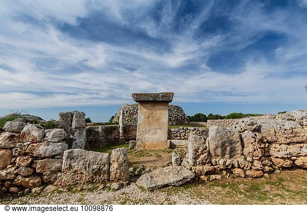 Blick auf die Taula zwischen alten talayotischen Ruinen Menorca Spanien