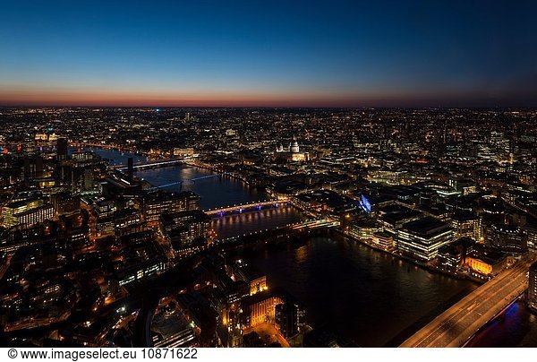 Blick auf die Themse und Brücken bei Nacht  London  UK