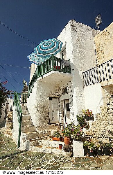 Blick auf die traditionellen Häuser mit Balkon in Chora-Hora  Insel Folegandros  Kykladen  Griechische Inseln  Griechenland  Europa.