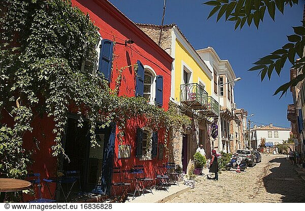 Blick auf die traditionellen Häuser mit Balkonen im Stadtzentrum von Cunda oder Alibey Island-Alibey Adasi  Ayvalik  Balikesir  Ägäisregion  Türkei  Europa.