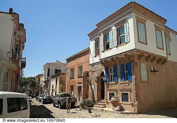 Blick auf die traditionellen Häuser mit Balkonen im Stadtzentrum von Cunda oder der sogenannten Alibey-Insel-Alibey Adasi  Ayvalik  Balikesir  Ägäisregion  Türkei  Europa.