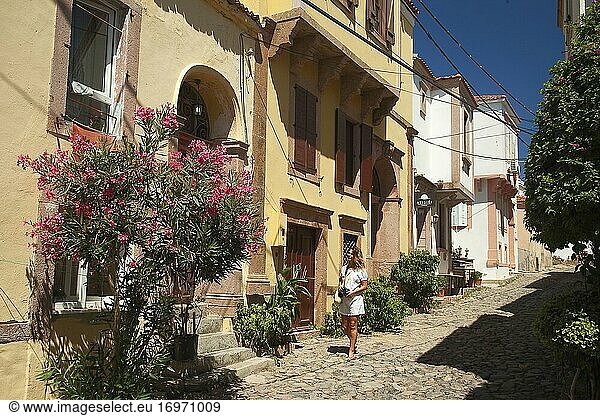 Blick auf die traditionellen Häuser mit Balkonen im Stadtzentrum von Cunda oder der sogenannten Alibey-Insel-Alibey Adasi  Ayvalik  Balikesir  Ägäisregion  Türkei  Europa.
