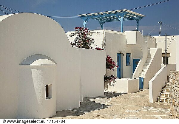 Blick auf die traditionellen weiß getünchten Häuser im Stadtzentrum von Naoussa  Insel Paros  Kykladen  Griechische Inseln  Griechenland  Europa.