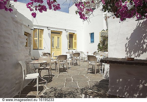 Blick auf die traditionellen  weiß getünchten Kykladenhäuser im Dorf Artemonas  Insel Sifnos  Kykladen  Griechische Inseln  Griechenland  Europa.