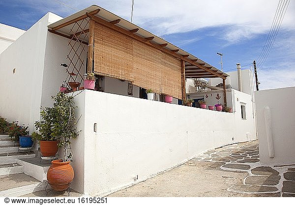 Blick auf die traditionellen  weiß getünchten Kykladenhäuser im Dorf Artemonas  Insel Sifnos  Kykladen  Griechische Inseln  Griechenland  Europa.