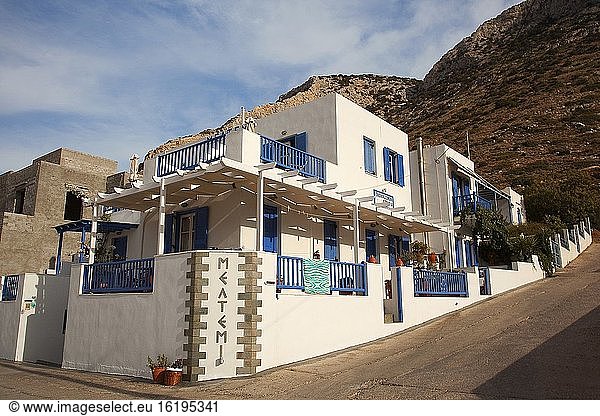 Blick auf die traditionellen  weiß getünchten Kykladenhäuser im Dorf Kamares  Insel Sifnos  Kykladen  Griechische Inseln  Griechenland  Europa.