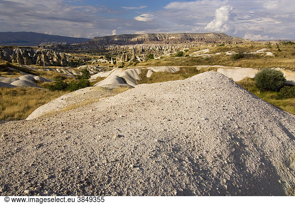 Blick auf die Tuffsteinlandschaft des UNESCO Weltkulturerbea Göreme  Kappadokien  Zentralanatolien  Türkei  Asien