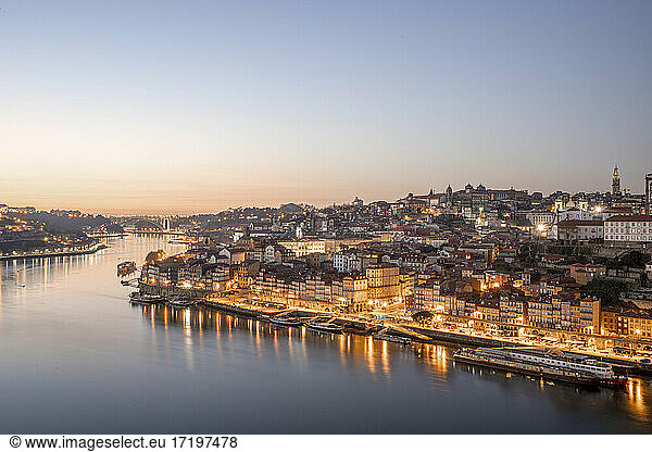 Blick auf die Unesco-Stätte Porto bei Sonnenuntergang mit Stadtbeleuchtung  mit Blick auf