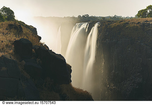 Blick auf die Viktoriafälle bei Sonnenuntergang  Simbabwe