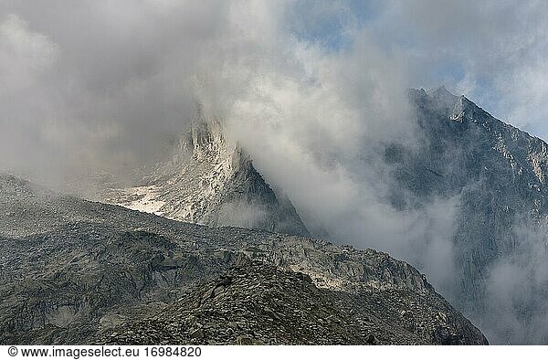Blick auf die wolkenverhangene Cima Presanella in der Nähe des Rifugio Segantini. Presanella-Bergkette  Parco Naturale Adamello - Brenta  im Trentino. Europa  Italien  Val Rendena.