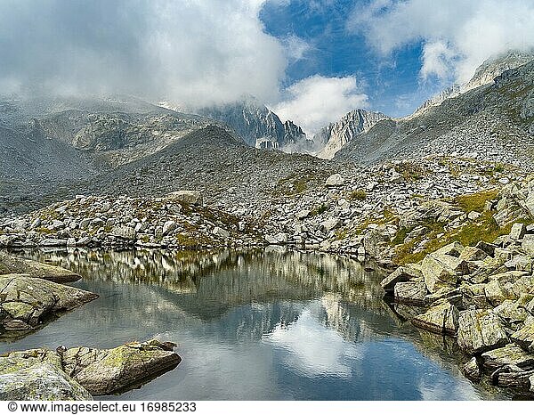 Blick auf die wolkenverhangene Cima Presanella in der Nähe des Rifugio Segantini. Presanella-Bergkette  Parco Naturale Adamello - Brenta  im Trentino. Europa  Italien  Val Rendena.