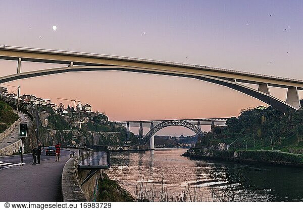 Blick auf drei Brücken  die Porto und Vila Nova de Gaia verbinden: Infante D. Henrique-Brücke und die Eisenbahnbrücken Maria Pia (alt) und Saint John  Portugal.