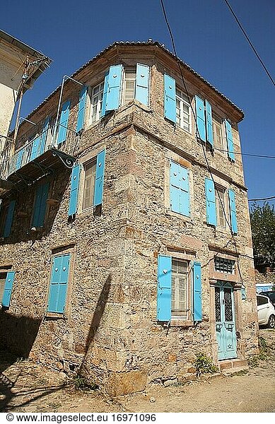 Blick auf ein traditionelles Haus mit Balkon im Stadtzentrum von Cunda oder der sogenannten Alibey-Insel-Alibey Adasi  Ayvalik  Balikesir  Ägäisregion  Türkei  Europa.