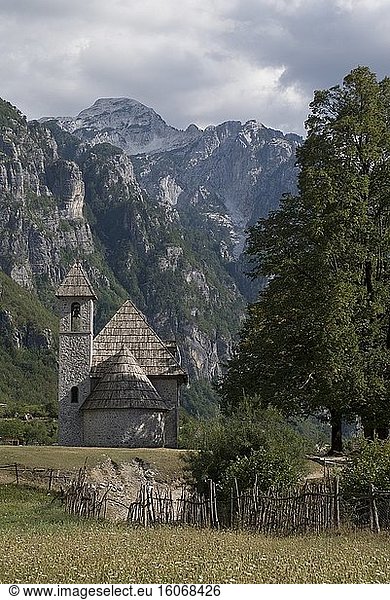 Blick auf eine Kirche in den Albanischen Alpen bei Thethi  auf der westlichen Balkanhalbinsel  in Nordalbanien  Osteuropa. Auch bekannt als das Gebirge der Verfluchten Berge.
