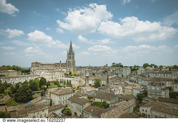 Blick auf eine monolithische Kirche Saint-Emilion Aquitanien Frankreich