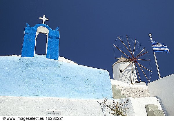 Blick auf eine orthodoxe Kirche und eine traditionelle Windmühle im Dorf Oia  Santorin  Kykladen  Griechische Inseln  Griechenland  Europa.