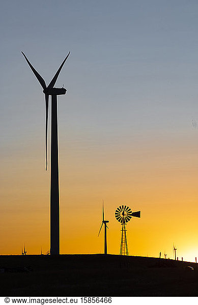 Blick auf eine Windkraftanlage neben einem Windrad