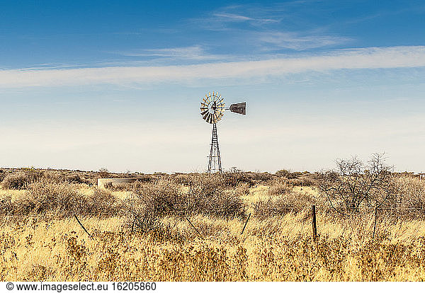 Blick auf eine Windmühle  Windhoek  Namibia  Namibia