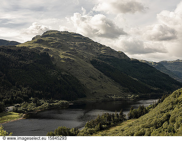 Blick auf einen See in den schottischen Highlands