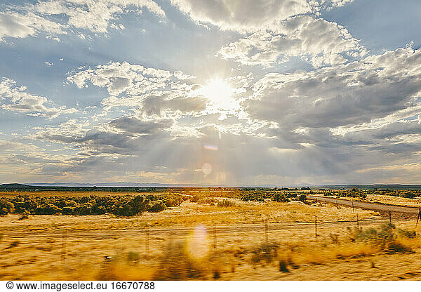 Blick auf einen Sonnenuntergang über einem Feld auf einem Road Trip durch Meadow  Utah.