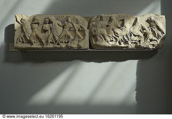 Blick auf einige der Elgin-Murmeln in der Athener Parthenon-Galerie des British Museum in London  England  UK.
