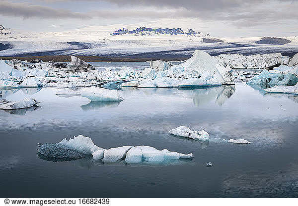 Blick auf Eisberge in der Gletscherlagune Jokulsarlon  Island