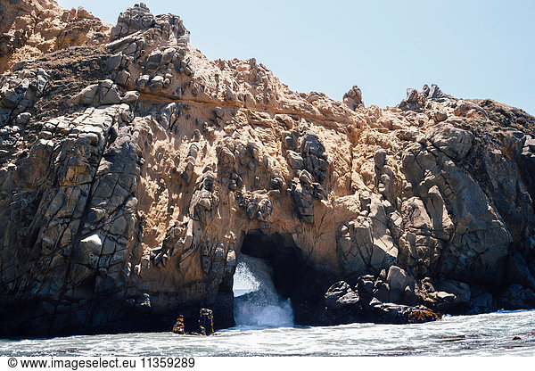 Blick auf Felsbogen und Meer  Julia Pfeiffer Burns State Park  Big Sur  Kalifornien  USA