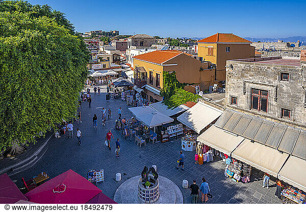 Blick auf Geschäfte und Cafés in Evreon Martyron (Platz der jüdischen Märtyrer)  Stadt Rhodos  Rhodos  Dodekanes-Inseln  Griechische Inseln  Griechenland  Europa