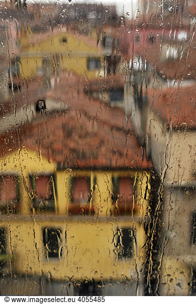 Blick auf Häuser durch Scheibe mit Regentropfen  Venedig  Italien  Europa