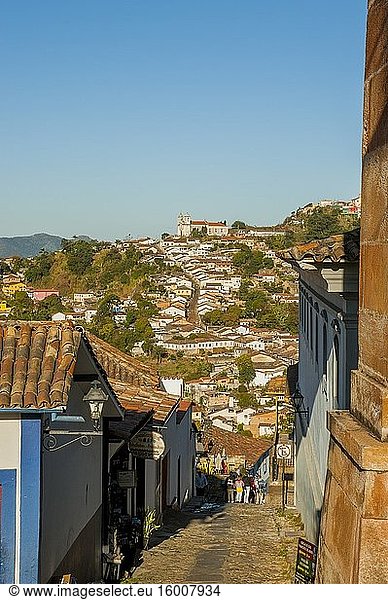 Blick auf Häuser in der ehemaligen kolonialen Bergbaustadt Ouro Preto  ehemals Vila Rica  einer Stadt im brasilianischen Bundesstaat Minas Gerais  die in den Bergen der Serra do Espinhaco liegt und von der UNESCO wegen ihrer herausragenden barocken portugiesischen Kolonialarchitektur zum Weltkulturerbe erklärt wurde.