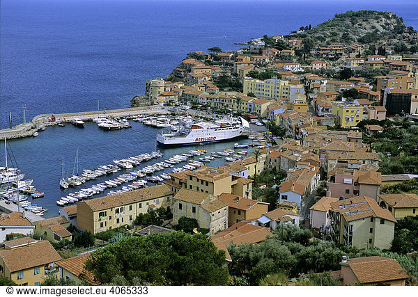 Blick auf Hafen mit Fährschiff  Giglio Porto  Insel Giglio  Provinz Grosseto  Toskana  Italien  Europa