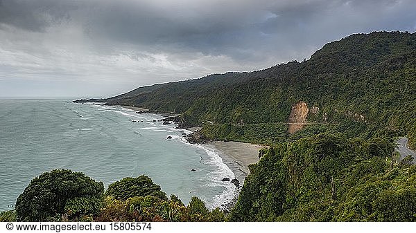 Blick auf Küste und Meer  Westküste  Südinsel  Neuseeland  Ozeanien