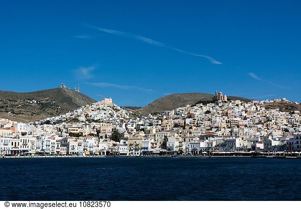 Blick auf Meer und Stadt Ermoupoli  Syros  Kykladen  Ägäis  Griechenland