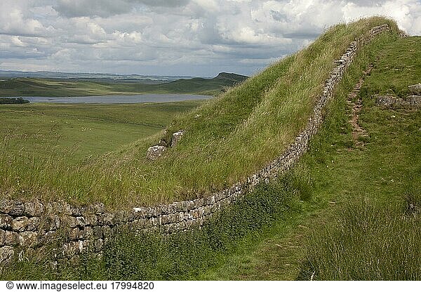 Blick auf Moorland und See mit Resten römischer Befestigungsanlagen  Hadrianswall  zwischen Crag Lough und Housesteads via Milecastle 37  Northumberland N.P.  Northumberland  England  Juli