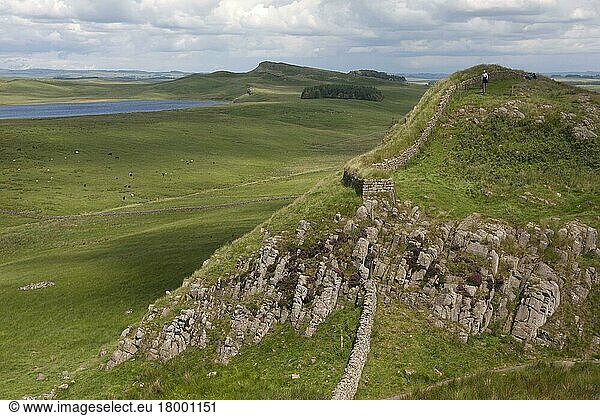 Blick auf Moorland und See mit Resten römischer Befestigungsanlagen  Hadrianswall  zwischen Crag Lough und Housesteads via Milecastle 37  Northumberland N.P.  Northumberland  England  Juli