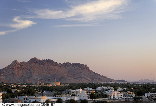 Blick auf Nizwa am Abend  Oman  Naher Osten