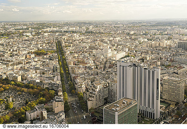 Blick auf Paris von oben auf den Montparnasse-Turm  Hotel Pullman Paris auf der rechten Seite
