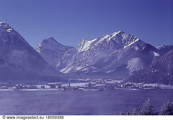 Blick auf Pertisau am Achensee  Feilkopf und Sonnjoch  Karwendel  Karwendelgebirge  Tirol  Österreich  See  Kälte  Winter  winterlich  eiskalt  stimmungsvoll  Stimmung  Sechziger Jahre  60er Jahre  Europa
